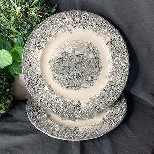 Vintage Wedgwood Queen’s Ware “Romantic England”  Morton Old Hall 10 7/8 dinne